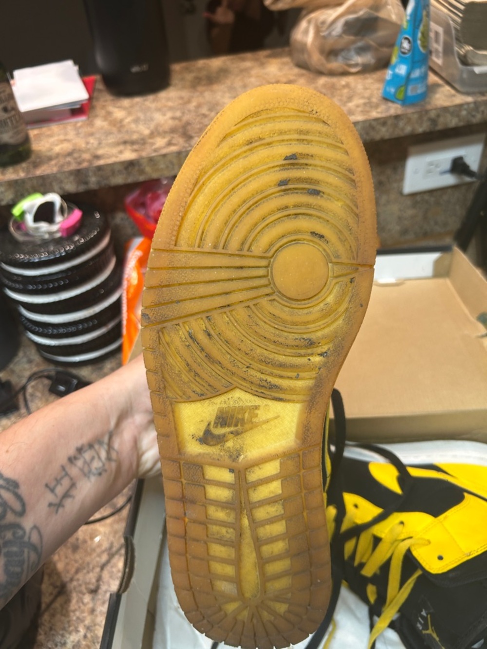 Nike Air Jordan 1 Mid - Black/Yellow - Picture 2 of 5